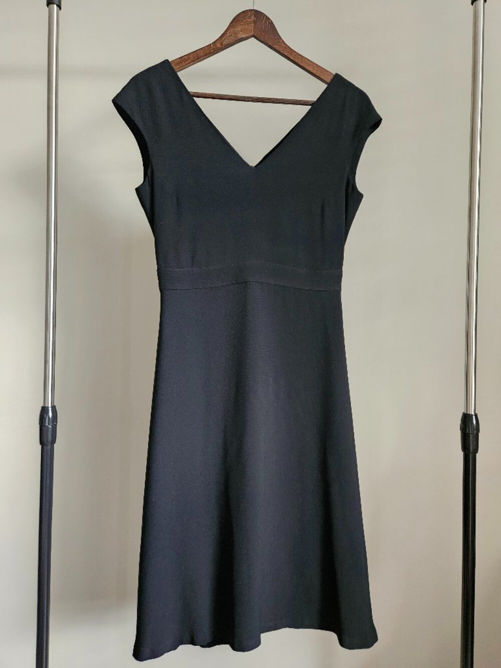 NWOT Massimo Dutti Black V-Neck A-Line Midi Dress - Size 4